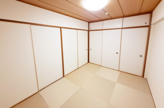 泉北深井グリーンハイツの和室|和室：LDKと廊下の2Way動線。襖を開ければLDKとの一体利用が可能。