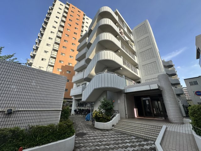 メゾンエクレーレ南千住の外観|ただいま、と家に帰るたびに心がほっと安らぐ、美しく誇らしい外観デザイン。温かみと上質さが絶妙に調和し、家族を迎える誇り高い表情を見せます。街並みにも映える佇まいは、安心感と豊かさをもたらしてくれます。