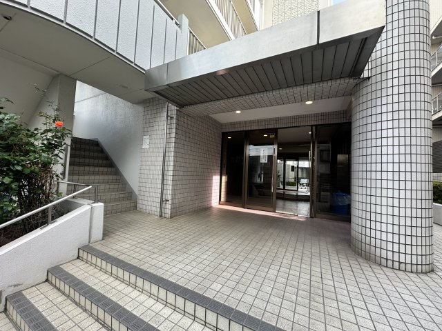 メゾンエクレーレ南千住のエントランス|上質感漂うエントランスが、家族の帰宅をやさしく迎え、日常をちょっと特別に彩ります。