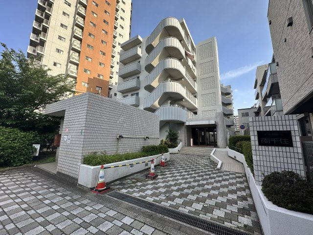 メゾンエクレーレ南千住の外観|周囲の景観と調和する、落ち着きある洗練デザイン。日常の風景にさりげない美しさを添える、ちょうどよい存在感です。