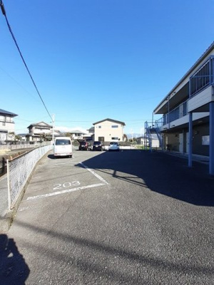【駐車場】 | シティハイツよしかわ | 駐車場に車を止められます