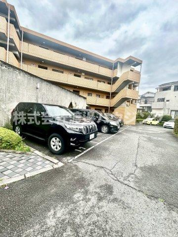 メゾンドール1の駐車場