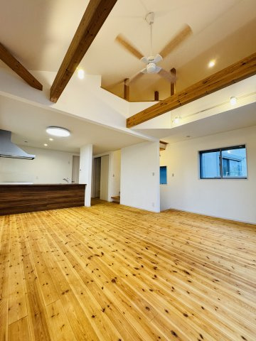 NATURAL SHONAN HOUSE — 松が丘で叶える、素材のある暮らしの居間・リビング