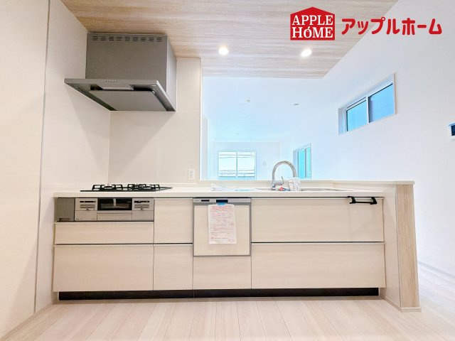 [新築住宅] さいたま市南区白幡6丁目 全3棟のキッチン|見栄えもよくお手入れもスムーズに出来ます。豊富な収納力もございますので、キッチンスペースをスッキリとお使い頂けそうです。