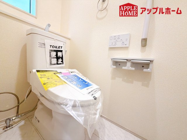 [新築住宅] さいたま市南区白幡6丁目 全3棟のトイレ|白を基調とした清潔感のある明るい空間。温水洗浄便座付きで、毎日快適・清潔に使用できます。操作しやすい壁面リモコンを採用しています。