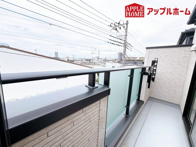 [新築住宅] さいたま市南区白幡6丁目 全3棟のバルコニー|家族分の洗濯物もしっかり干せます。日当たりも良く、毎日のお洗濯が楽しくなりそう♪お布団は手軽に干せていつもポカポカに☆