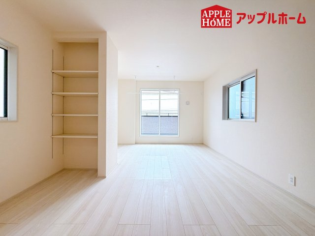 [新築住宅] さいたま市南区白幡6丁目 全3棟の居間・リビング|窓から差し込む光で家族を温かく包み込みます。明るいリビングで子育てする喜びを☆いつでも見学可能です！