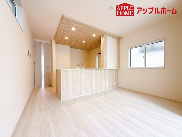 [新築住宅] さいたま市南区白幡6丁目 全3棟の居間・リビング|広々リビング×対面キッチンで家族の会話も弾みます♪家族団らんの秘訣は間取りにあり☆夢のマイホームを一緒に叶えましょう！