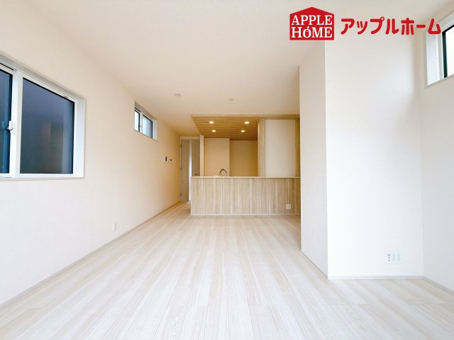 [新築住宅] さいたま市南区白幡6丁目 全3棟の居間・リビング|１日の長い時間を過ごす大切なリビングだから、広さ日当たりとことんこだわりましょう♪ぜひこの空間を実際にご体感ください！
