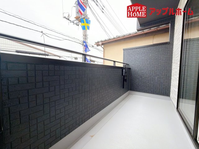 [新築住宅] さいたま市南区白幡6丁目 全3棟のバルコニー|家族分の洗濯物もしっかり干せます。日当たりも良く、毎日のお洗濯が楽しくなりそう♪お布団は手軽に干せていつもポカポカに☆