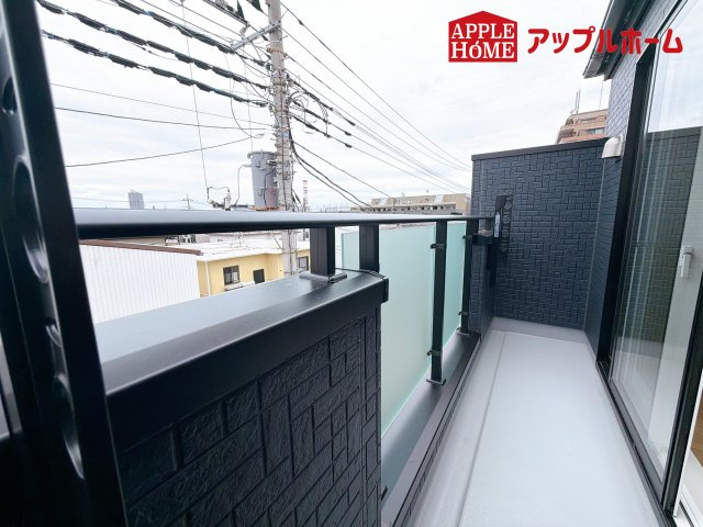 [新築住宅] さいたま市南区白幡6丁目 全3棟のバルコニー|家族分の洗濯物もしっかり干せます。日当たりも良く、毎日のお洗濯が楽しくなりそう♪お布団は手軽に干せていつもポカポカに☆