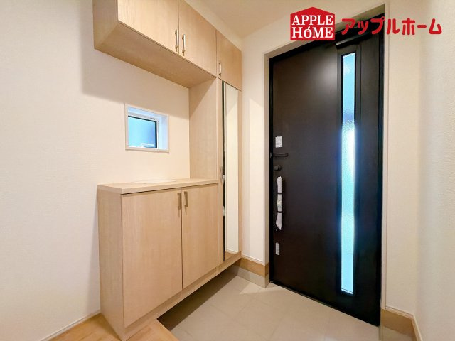 [新築住宅] さいたま市南区白幡6丁目 全3棟の玄関|住まう人も来客も入った時にワクワクさせてくれるオシャレな玄関♪収納もたっぷりあるので、靴がたくさんあっても安心！