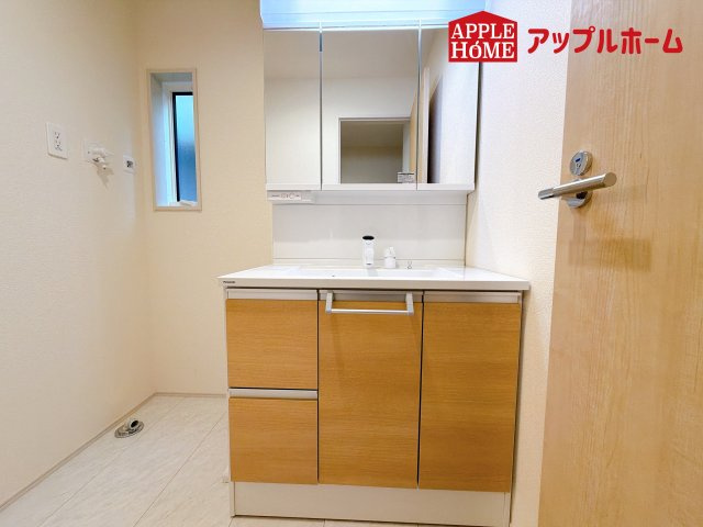 [新築住宅] さいたま市南区白幡6丁目 全3棟の独立洗面台|ゆとりの洗面スペースで朝の身支度も快適スムーズに。３面鏡で髪のセットやお化粧もストレスなくこなせ、朝から気分良く通勤通学に向かえそうですね！鏡の裏にはたっぷりと収納スペースを標準装備