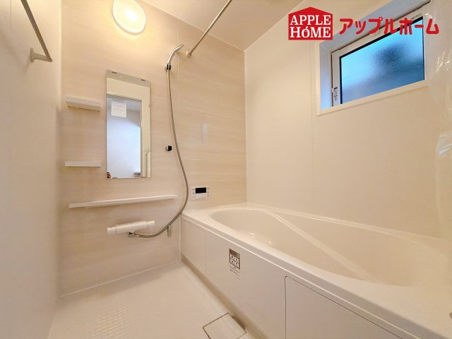 [新築住宅] さいたま市南区白幡6丁目 全3棟の浴室|窓付きのバスルームは、採光もあり明るく気持ちの良い空間です。窓があることで、換気環境も良好。掃除もスムーズに出来ます