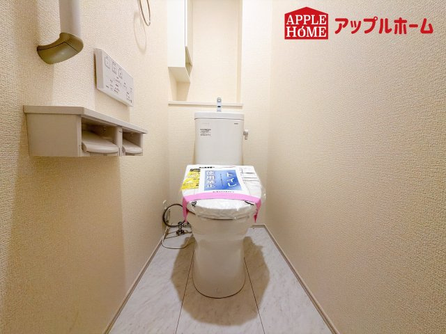 [新築住宅] さいたま市南区白幡6丁目 全3棟のトイレ|白を基調とした清潔感のある明るい空間。温水洗浄便座付きで、毎日快適・清潔に使用できます。操作しやすい壁面リモコンを採用しています。