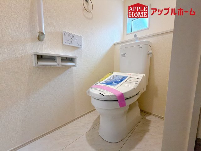 [新築住宅] さいたま市南区白幡6丁目 全3棟のトイレ|白を基調とした清潔感のある明るい空間。温水洗浄便座付きで、毎日快適・清潔に使用できます。操作しやすい壁面リモコンを採用しています。