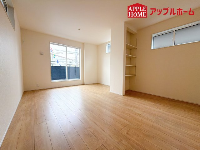 [新築住宅] さいたま市南区白幡6丁目 全3棟の居間・リビング|広々リビング×対面キッチンで家族の会話も弾みます♪家族団らんの秘訣は間取りにあり☆夢のマイホームを一緒に叶えましょう！