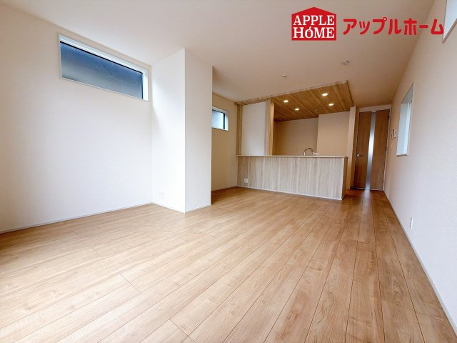 [新築住宅] さいたま市南区白幡6丁目 全3棟の居間・リビング|窓から差し込む光で家族を温かく包み込みます。明るいリビングで子育てする喜びを☆いつでも見学可能です！