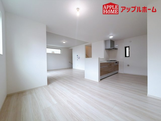 [新築住宅] さいたま市南区根岸 6期 全3棟の居間・リビング|広々リビング×対面キッチンで家族の会話も弾みます♪家族団らんの秘訣は間取りにあり☆夢のマイホームを一緒に叶えましょう！
