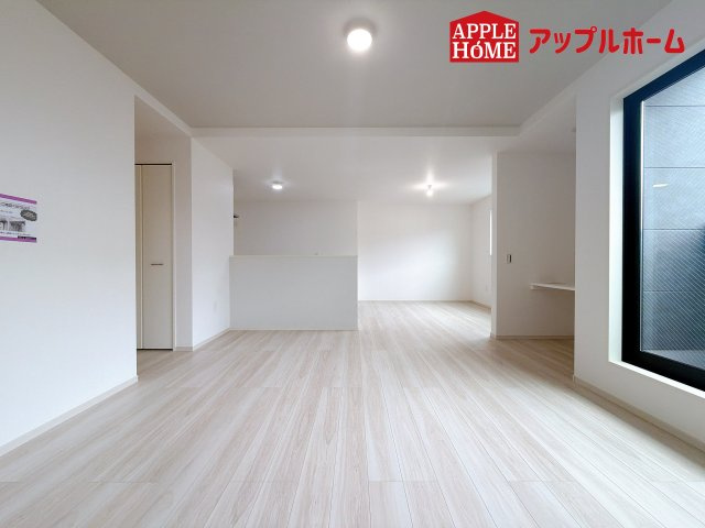 [新築住宅] さいたま市南区根岸 6期 全3棟の居間・リビング|明るい日差しがさすリビングは、家族の憩い空間。お庭を眺めながら、毎日話が弾みそうですね♪