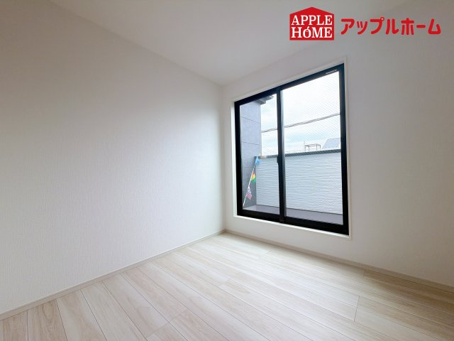 [新築住宅] さいたま市南区根岸 6期 全3棟の洋室|窓からの光の差し込みはお子様の生活を温かく包みます。明るく清潔感のある居室で勉強もはかどります！
