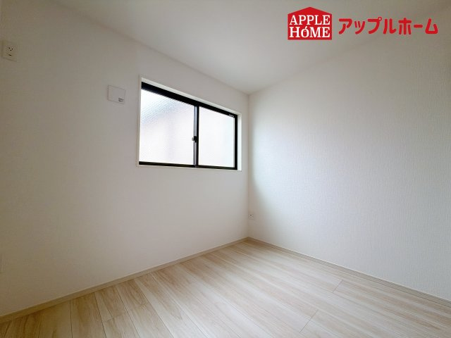 [新築住宅] さいたま市南区根岸 6期 全3棟の洋室|窓からの光の差し込みはお子様の生活を温かく包みます。明るく清潔感のある居室で勉強もはかどります！