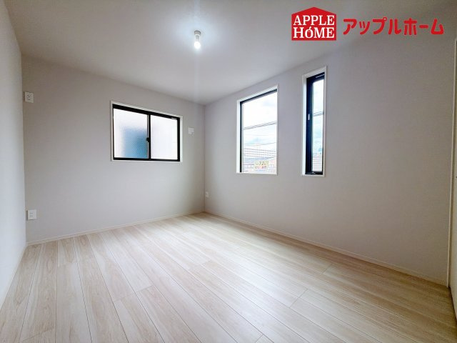[新築住宅] さいたま市南区根岸 6期 全3棟の洋室|窓からの光の差し込みはお子様の生活を温かく包みます。明るく清潔感のある居室で勉強もはかどります！