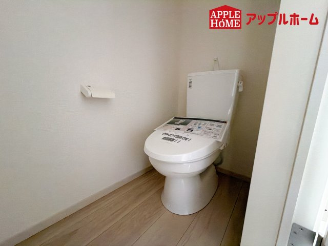 [新築住宅] さいたま市南区根岸 6期 全3棟のトイレ|白を基調とした清潔感のある明るい空間。温水洗浄便座付きで、毎日快適・清潔に使用できます。操作しやすい壁面リモコンを採用しています。