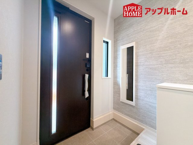 [新築住宅] さいたま市南区根岸 6期 全3棟の玄関|住まう人も来客も入った時にワクワクさせてくれるオシャレな玄関♪収納もたっぷりあるので、靴がたくさんあっても安心！