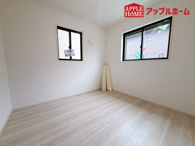 [新築住宅] さいたま市南区根岸 6期 全3棟の洋室|窓からの光の差し込みはお子様の生活を温かく包みます。明るく清潔感のある居室で勉強もはかどります！