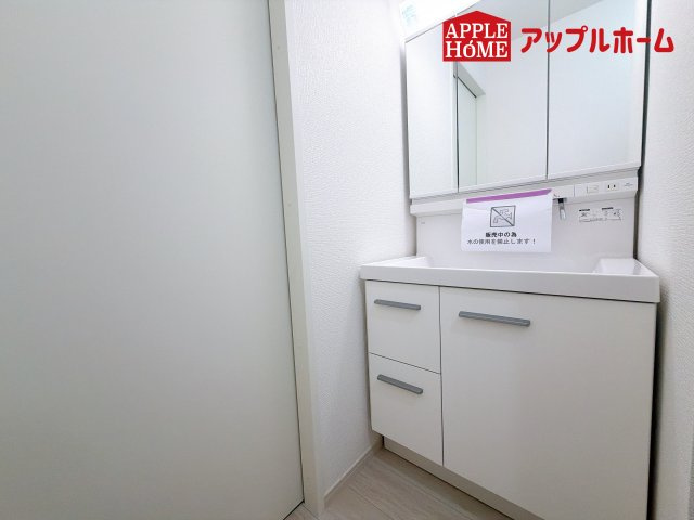[新築住宅] さいたま市南区根岸 6期 全3棟の独立洗面台|ゆとりの洗面スペースで朝の身支度も快適スムーズに。３面鏡で髪のセットやお化粧もストレスなくこなせ、朝から気分良く通勤通学に向かえそうですね！鏡の裏にはたっぷりと収納スペースを標準装備
