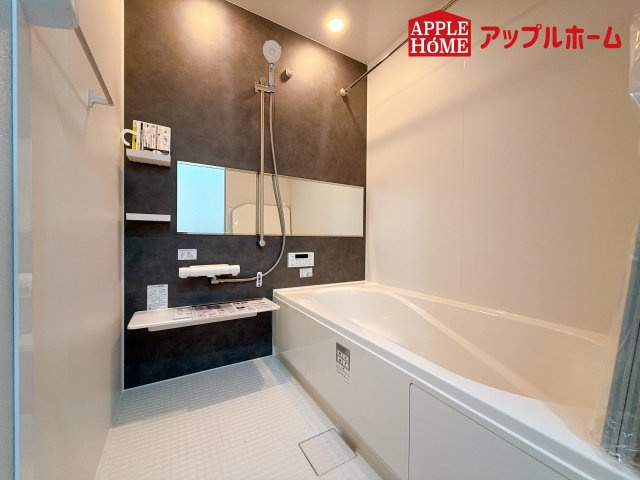 [新築住宅] さいたま市南区根岸 6期 全3棟の浴室|日常の疲れを癒やすここちのよいユニットバス。お手入れが簡単になる工夫が凝らされているため、手間をかけずに清潔さを保てます。