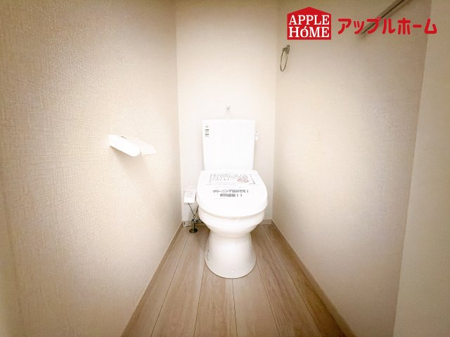 [新築住宅] さいたま市南区根岸 6期 全3棟のトイレ|白を基調とした清潔感のある明るい空間。温水洗浄便座付きで、毎日快適・清潔に使用できます。操作しやすい壁面リモコンを採用しています。