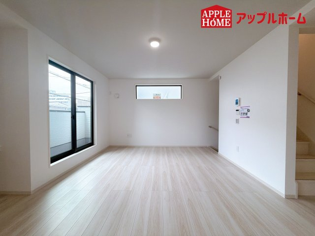 [新築住宅] さいたま市南区根岸 6期 全3棟の居間・リビング|窓から差し込む光で家族を温かく包み込みます。明るいリビングで子育てする喜びを☆いつでも見学可能です！