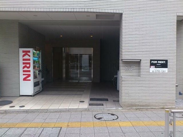 港区三田３丁目の賃貸マンションのエントランス