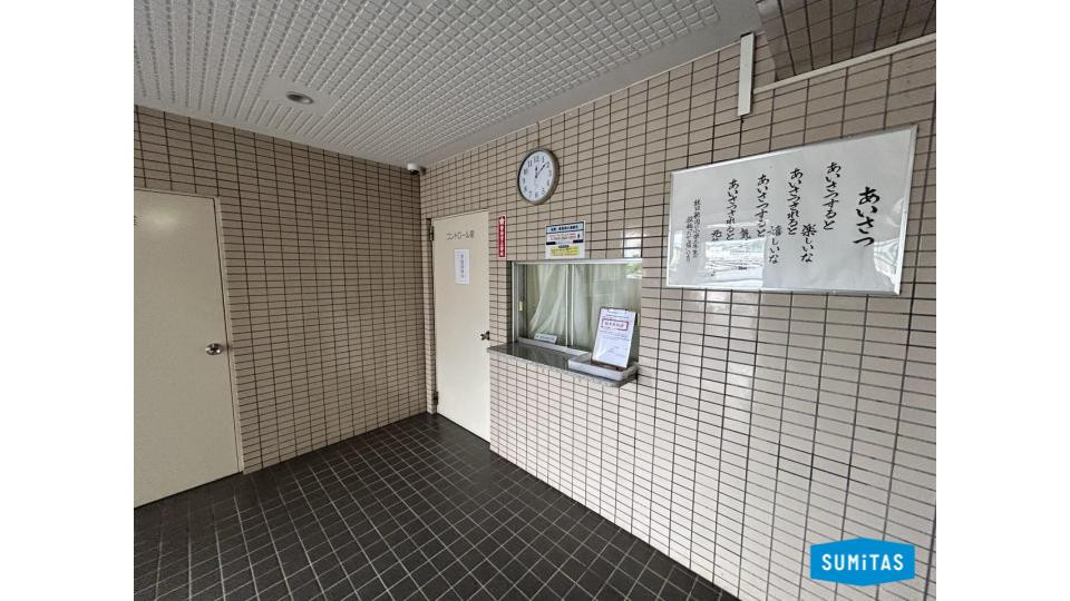 平日9時から5時まで管理人さんが常駐しています、管理会社は穴吹ハウジングさんの管理になります