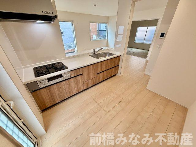 【新築】北群馬郡吉岡町下野田第13　２号棟(全３棟)　リーブルガーデン　新築建売分譲のキッチン|コンパクトなキッチンで掃除もラクラク