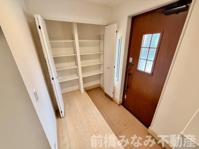 【新築】北群馬郡吉岡町下野田第13　２号棟(全３棟)　リーブルガーデン　新築建売分譲の玄関|きれいな玄関です