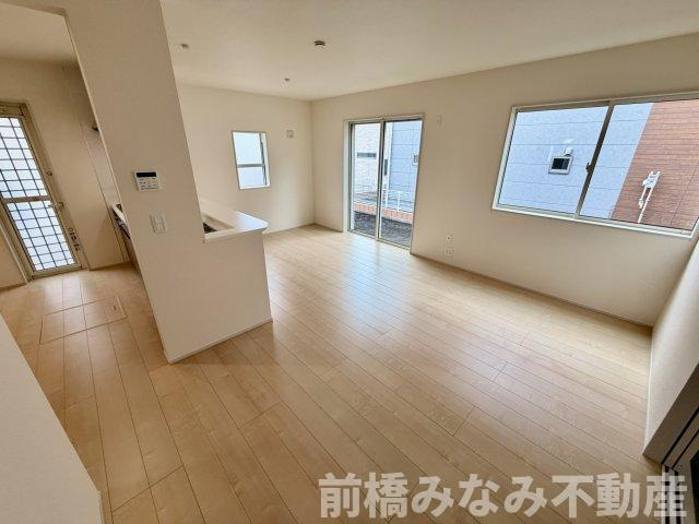 【新築】北群馬郡吉岡町下野田第13　２号棟(全３棟)　リーブルガーデン　新築建売分譲の居間・リビング|ゆったりとしたリビングです