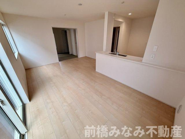 【新築】北群馬郡吉岡町下野田第13　２号棟(全３棟)　リーブルガーデン　新築建売分譲の居間・リビング|ゆったりとした居間です