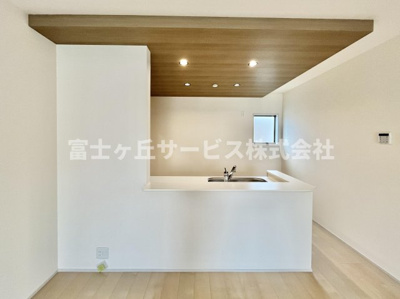 【キッチン】 | 磐田市福田中島 新築一戸建て 1号棟 | 前から見たキッチンです