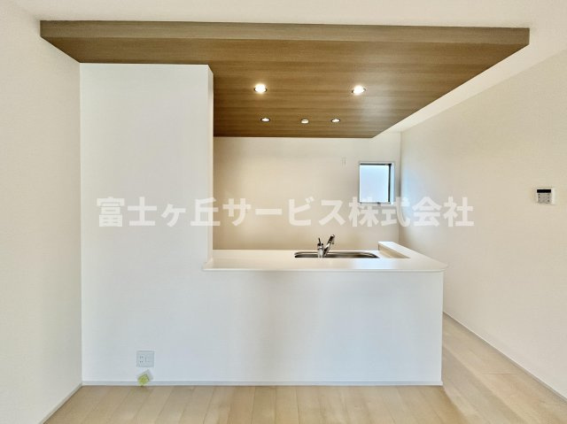 【キッチン】 | 磐田市福田中島 新築一戸建て 1号棟 | 前から見たキッチンです