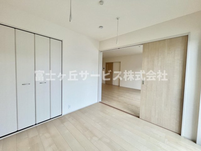 【洋室】 | 磐田市福田中島 新築一戸建て 1号棟 | リビング横の洋室です