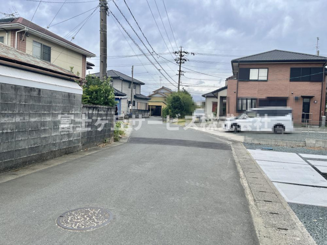 【前面道路含む現地写真】 | 磐田市福田中島 新築一戸建て 1号棟 | 前面道路です