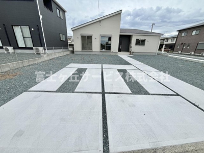 【駐車場】 | 磐田市福田中島 新築一戸建て 1号棟 | ３台駐車可能です