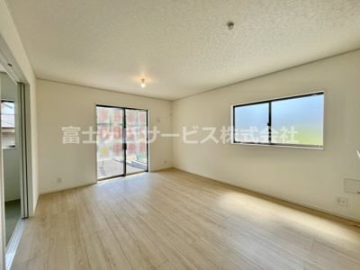 【居間・リビング】 | 牧之原市静波 11期 新築一戸建て 1号棟 | 15帖のLDK、隣に5.2帖の和室があり広々とお暮しいただけます