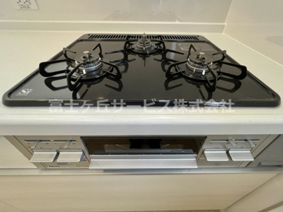 【キッチン】 | 牧之原市静波 11期 新築一戸建て 1号棟 | 3口ガスコンロ