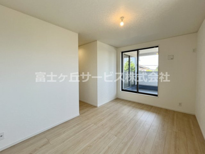 【寝室】 | 牧之原市静波 11期 新築一戸建て 1号棟 | バルコニーに面した主寝室7.7帖