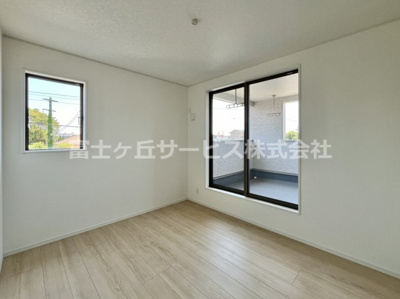 【洋室】 | 牧之原市静波 11期 新築一戸建て 1号棟 | バルコニーに面した部屋5.7帖