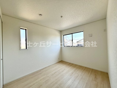 【子供部屋】 | 牧之原市静波 11期 新築一戸建て 1号棟 | 階段横の5.7帖の部屋は子供部屋にいかがでしょうか